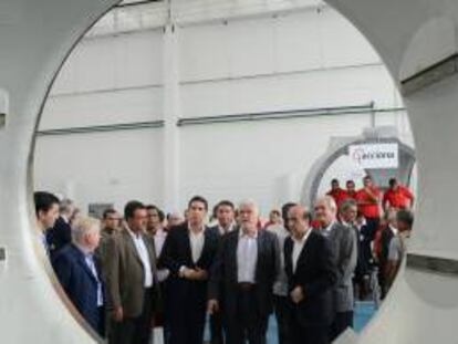 Fotografía cedida por la compañía Acciona Windpower, filial de la española Acciona, del gobernador de Bahía, Jacques Wagner (c), el director general de Acciona Energía, Rafael Mateo (d), y otros funcionarios durante la inauguración el pasado mes de marzo, de la primera fábrica de componentes eólicos en Brasil. EFE/Archivo
