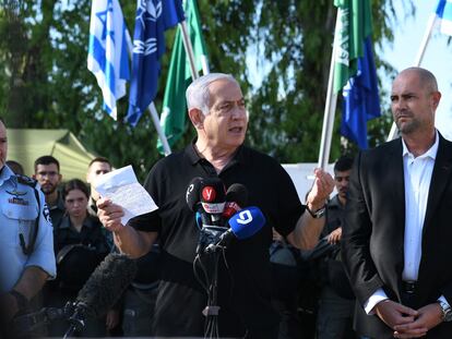 El primer ministro israelí, Benjamín Netanyahu, pronuncia un discurso mientras se reúne con la policía fronteriza israelí, en Lod, cerca de Tel Aviv, el pasado 13 de mayo.