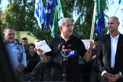 El primer ministro israelí, Benjamín Netanyahu, pronuncia un discurso mientras se reúne con la policía fronteriza israelí, en Lod, cerca de Tel Aviv, el pasado 13 de mayo.