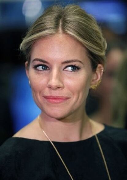 Tras la reconciliación con su novio Jude Law, Sienna Miller se declara cansada de tanto viaje entre Londres y Nueva York y, al parecer, ha decidido embarcarse en un viaje bastante particular para una actriz famosa: colgarse a la espalda una mochila y recorrer el mundo con poco dinero. "Viajaré a algún sitio, con una mochila y quedándome a dormir en albergues juveniles baratos. Es algo muy bueno para hacer en este punto de mi vida", ha declarado convencida la actriz de 28 años. "Llegas a un momento en que vives para trabajar y no al revés. Quiero intentar disfrutar de los beneficios de lo que he trabajado", ha explicado. Parece que el viaje a Barbados con Jude Law del que acaba de volver no ha apaciguado sus ganas de conocer el mundo.