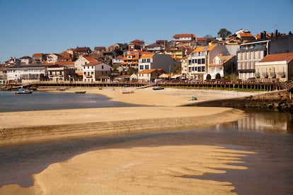 La playa y el pueblo de Aldán, en las Rías Baixas.