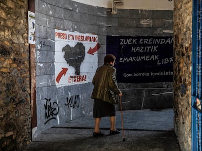 Una mujer caminaba junto a un cartel que reclamaba el acercamiento de presos de ETA al País Vasco y Navarra, en Hernani (Gipuzkoa), en 2021.