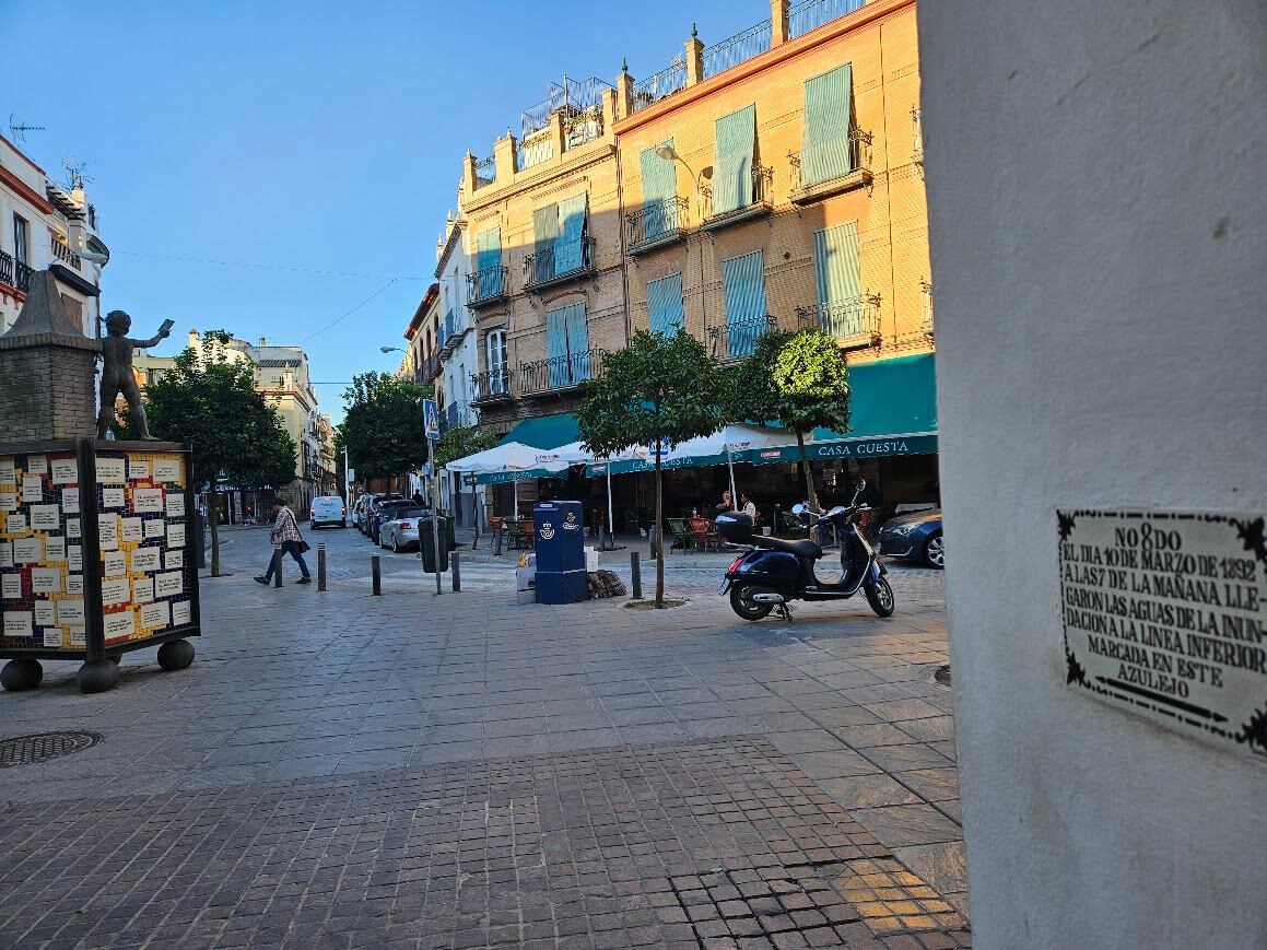 Señal conmemorativa del nivel del agua registrado en las inundaciones de 1892 en el Callejón de la Inquisición de Sevilla.