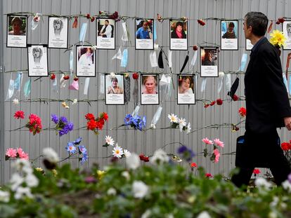 Un hombre camina por un memorial improvisado en honor a los sanitarios fallecidos por coronavirus en San Petersburgo (Rusia), en mayo.