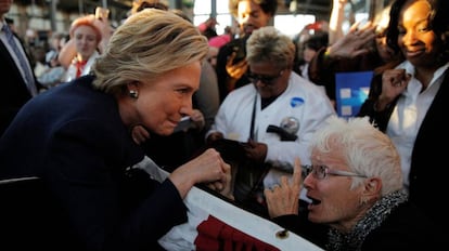 Clinton saluda a una seguidora en un dels seus mítings.