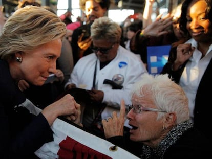 Clinton saluda a una seguidora en un dels seus mítings.