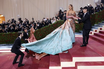 Blake Lively, con un espectacular vestido de Atelier Versace, y Ryan Reynolds asisten a la gran fiesta de la moda, la gala anual del Met, celebrada en el Museo Metropolitano de Nueva York. El tema de esta edición: el impacto de la moda norteamericana en la historia cultural y empresarial de la industria.