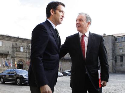 El socialista Manuel Vázquez y el presidente Alberto Núñez Feijóo, ayer, al llegar a la reunión.
