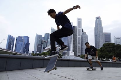 Youths skateboard in the evening at a park in the central business district in Singapore March 13, 2015. REUTERS/Edgar Su (SINGAPORE - Tags: CITYSCAPE SOCIETY)