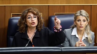 La vicepresidenta primera y ministra de Hacienda, María Jesús Montero, con la vicepresidenta segunda y titular de Trabajo, Yolanda Díaz, en el Congreso.