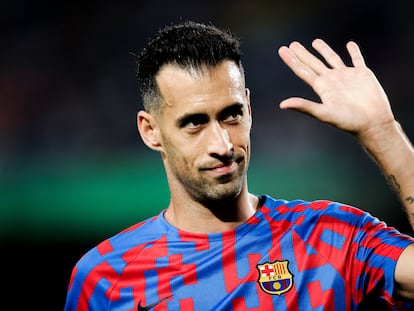 Sergio Busquets saluda al público durante un partido del Barça en el Camp Nou.