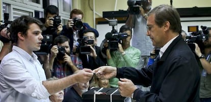 Primer ministro portugu&eacute;s, Pedro Passos Coelho acudiendo a votar.