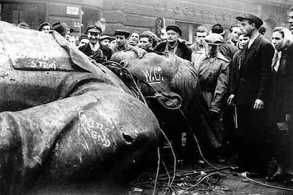 La gente se agolpa ante la derribada estatua de Stalin en Budapest el 24 de octubre de 1956.