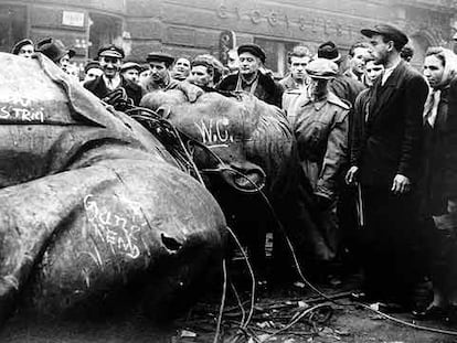 La gente se agolpa ante la derribada estatua de Stalin en Budapest el 24 de octubre de 1956.