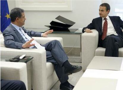 El presidente del Gobierno, José Luis Rodríguez Zapatero (derecha), conversa con el presidente de la República Dominicana, Leonel Fernández.