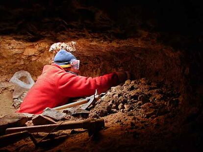 Excavación de una galería en el complejo neolítico minero de sílex de Casa Montero.