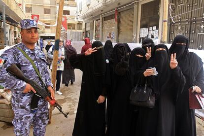 Mulheres egípcias com niqabs fazem o gesto da vitória enquanto posam para foto foram de centro de votação em Al-Montazah, distrito da maior cidade do país, Alexandria.