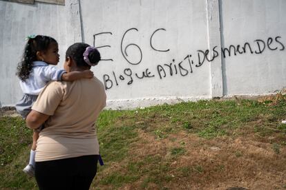 Paredes rayadas con la siglas EGC (Ejército Gaitanista de Colombia) en las calles del municipio.