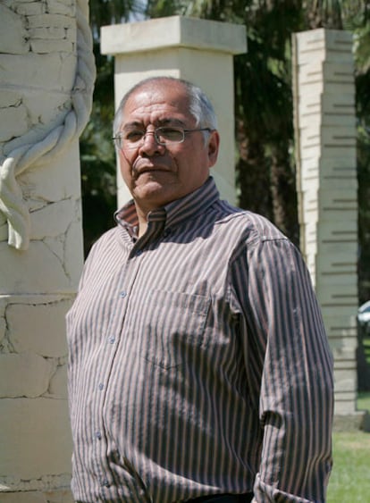 El juez César San Martín, en el campus de la Universidad de Alicante, donde colabora en la Facultad de Derecho, el  25 de mayo de 2010.