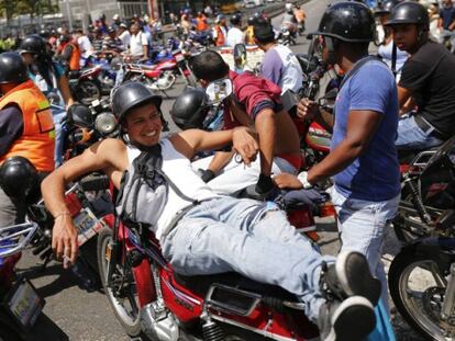 Os motociclistas durante protesto.