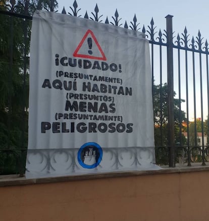 Uno de los carteles que Hogar Social puso en el centro de Hortaleza