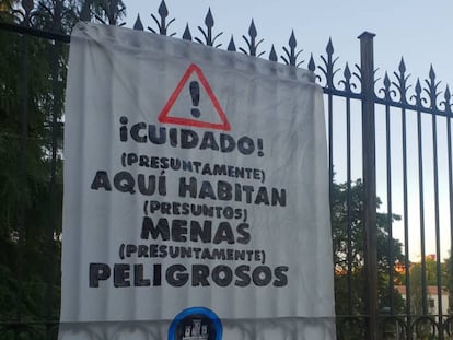 Uno de los carteles que Hogar Social puso en el centro de Hortaleza