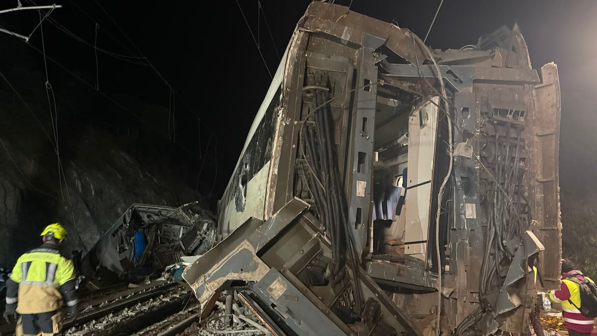 Un accidente de tren en Córdoba causa 39 muertos y varias decenas de heridos: “La gente pedía socorro e intentamos sacarlos, pero era muy difícil”