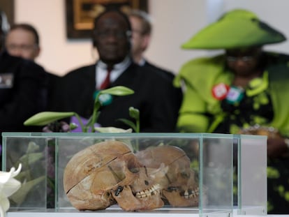 Cráneos de víctimas herero y nama durante una ceremonia celebrada en Berlín en 2011 con representantes de los descendientes de ambos pueblos.