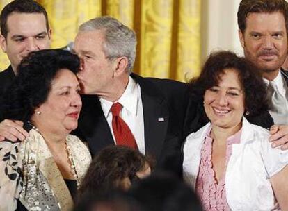 El presidente Bush, ayer en la Casa Blanca con familiares de presos políticos en Cuba.