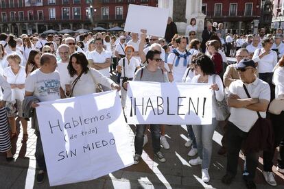 Vista de los participantes en la concentración convocada por la plataforma 'Hablamos?' en la Plaza Mayor de Valladolid.
