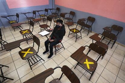 Un estudiante toma clase solo en la escuela secundaria República Argentina, en Iztacalco, Ciudad de México.