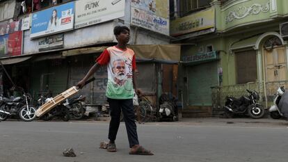 Un chaval con una camiseta con la cara de Modi, en Varanasi.