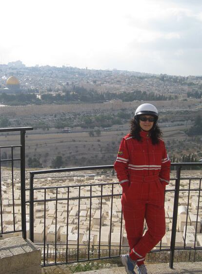 Suna Aweidah, con su casco y su mono, posa en Jerusalén.
