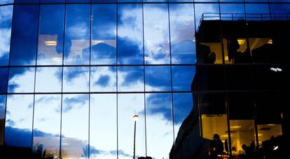 Reflejos en las ventanas de unas oficinas en Madrid.