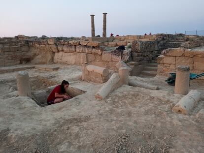 Una arqueóloga trabajando en el área donde se ha hallado el peristilo de Los Bañales.