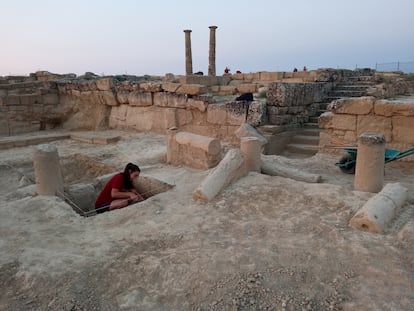 Una arqueóloga trabajando en el área donde se ha hallado el peristilo de Los Bañales.