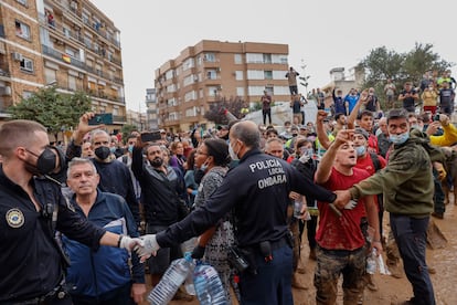 Vecinos de Paiporta increpan a las autoridades durante la visita que realizaron los Reyes, el presidente del Gobierno, Pedro Snchez, y el de la Generalitat, Carlos Mazn, a Paiporta el pasado domingo.