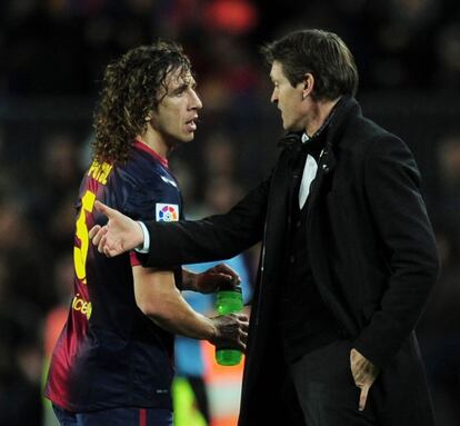 Tito Vilanova dialoga con Carles Puyol durante el partido.