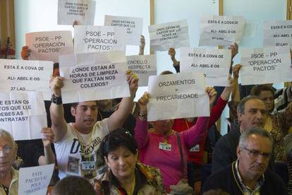 Protestas de los vecinos durante el pleno
