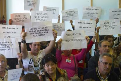 Protestas de los vecinos durante el pleno 