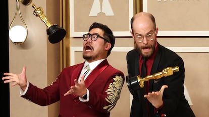 Los directores Daniel Kwan y Daniel Scheinert posan con sus Oscar a la mejor película por 'Todo a la vez en todas partes'.