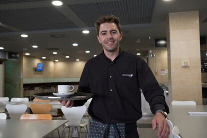 Sergio García en su último día de trabajo en la cafetería de PRISA MEDIA.