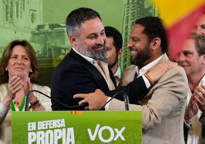 El presidente de Vox, Santiago Abascal (izquierda) abraza al candidato de la formación a la presidencia de la Generalitat, Ignacio Garriga, este domingo tras conocerse los resultados electorales. 