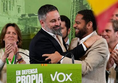 El presidente de Vox, Santiago Abascal (izquierda) abraza al candidato de la formación a la presidencia de la Generalitat, Ignacio Garriga, este domingo tras conocerse los resultados electorales. 