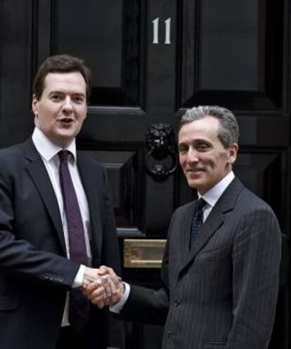 El ministro de Economía británico, George Osborne (i) saluda al ministro de Finanzas italiano Vittorio Grilli (d) en la sede del gobierno británico,. EFE/Archivo