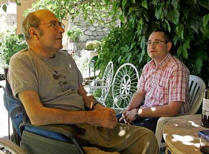 Manu Leguineche y Raúl Conde charlan en el jardín de la casa del primero en Brihuega, Guadalajara.