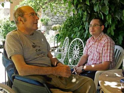 Manu Leguineche y Raúl Conde charlan en el jardín de la casa del primero en Brihuega, Guadalajara.