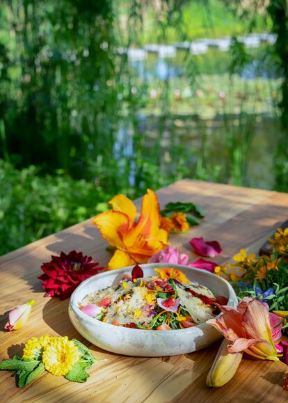 Ensalada de hierbas silvestres, flores como el lirio de un día, frutas, queso curado de oveja y pesto de rosas.