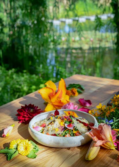 Ensalada de hierbas silvestres, flores como el lirio de un día, frutas, queso curado de oveja y pesto de rosas. 