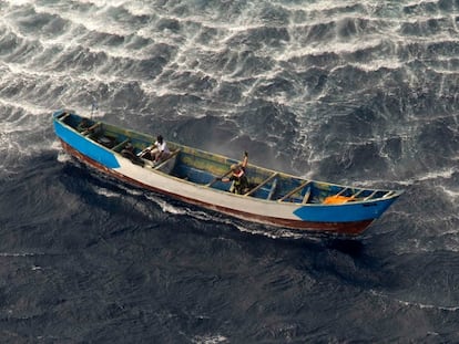 Momento del rescate por parte del Ejército del Aire de los tres supervivientes del cayuco encontrado a la deriva el pasado 26 de abril a unos 500 kilómetros de la costa de El Hierro.